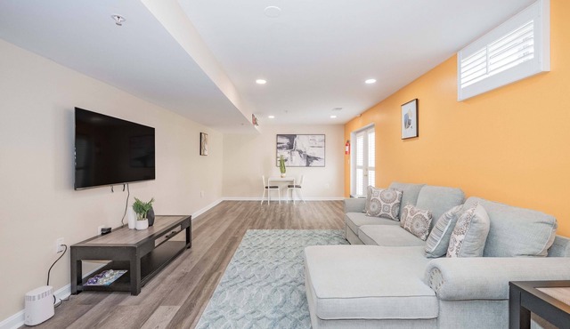 Charming Modern 2-bedroom apartment near DC with free parking