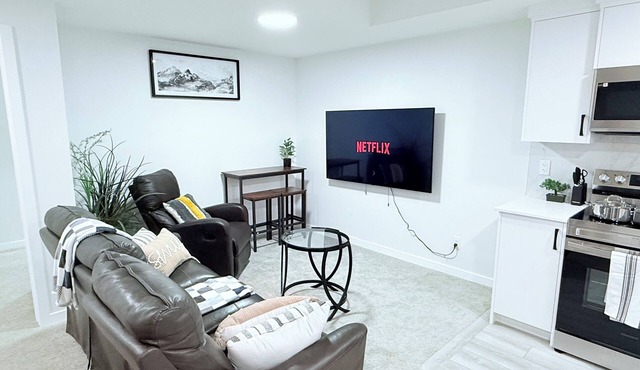 Charming Modern 2-bedroom suite in SW Calgary