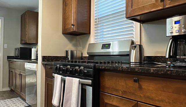 Charming & modern 2 BR home, convenient location!