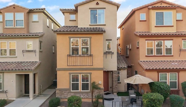 Charming Modern 3-Story Phoenix Home: 3 BD/4BR , Near Shopping & Entertainment
