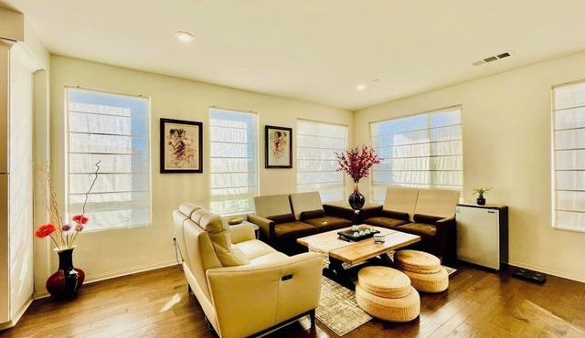 Charming & Modern 3B 2.5BA Home with Warm Decor