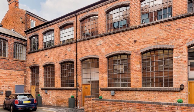 Charming, modern and spacious 4bed townhome with WiFi in JQ with secure parking