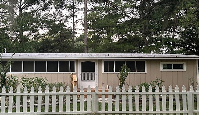 Charming modern cottage, in Crawfordville with extra parking for your boat.