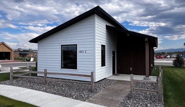 Charming Modern Cabin - Minutes from the Mountains!