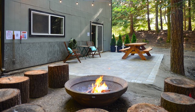 Charming Modern Cabin: Steps to Lake, Updated Amenities, Fast Wi-Fi & More!