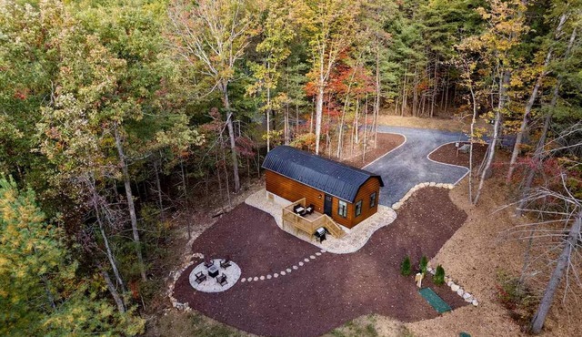 Charming Modern Cabin with Fire Pit & Mountain Views near Shenandoah National Park, Luray VA