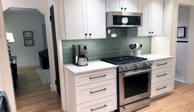 Charming, Modern, & Cozy! 2/2 Royal Oak Getaway Just Minutes to Downtown Detroit
