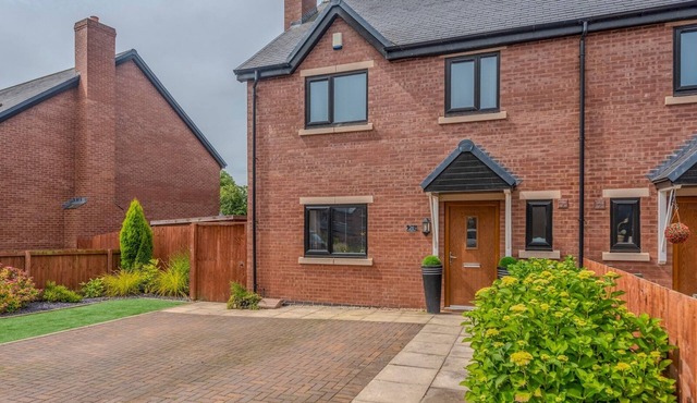 Charming Modern Retreat with Private Garden - Pass the Keys