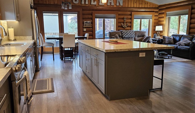 Charming, modern log cabin, steps to the lake. Bright & spacious. Ideal escape!