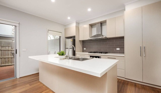 Charming & Modern Mountain View Townhouse