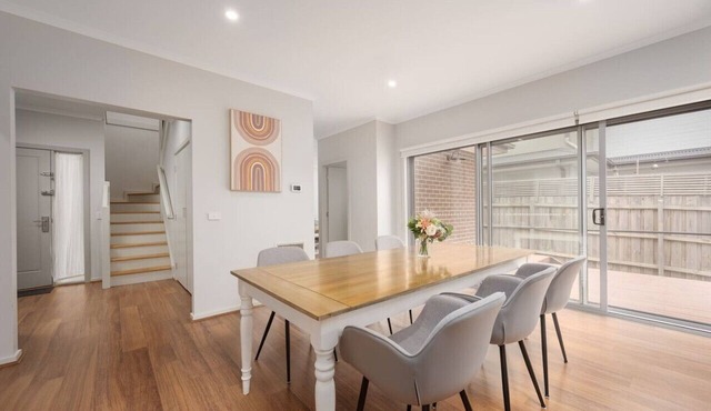 Charming & Modern Mountain View Townhouse