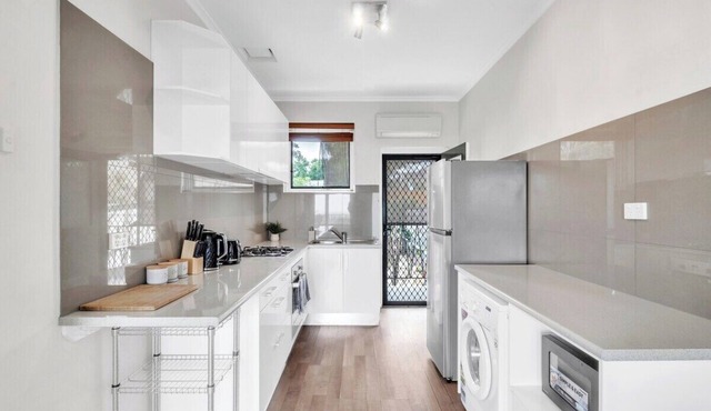 Charming Modern Retreat with Scenic View, Burnside