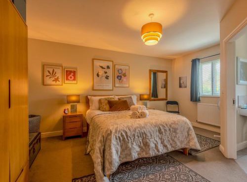 Charming Modern Retreat with Private Garden - Pass the Keys