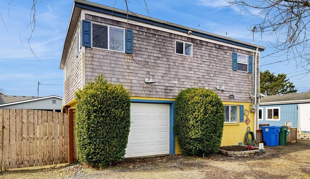 Charming modern home close to the beach with full kitchen WiFi and large deck