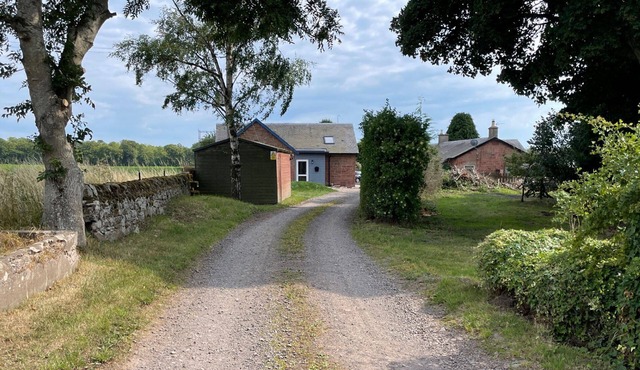 Charming modernised country cottage retreat near woodland walk and coast