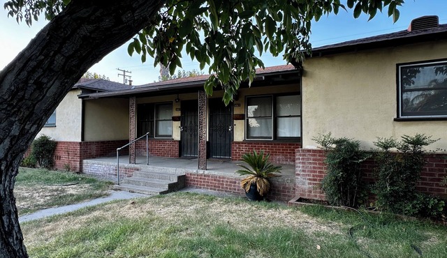 Charming Modesto Duplex: Your Gateway to Downtown & Yosemite Day Trips!