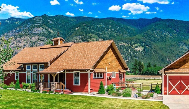 Charming Montana Country Home, Sleeps 7, Hot Tub & Fire Pit w/Mountain Views!