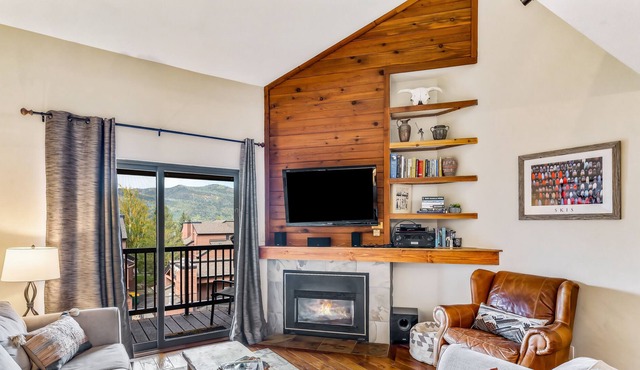Charming mountain condo with great views, sauna, pool, and hot tub