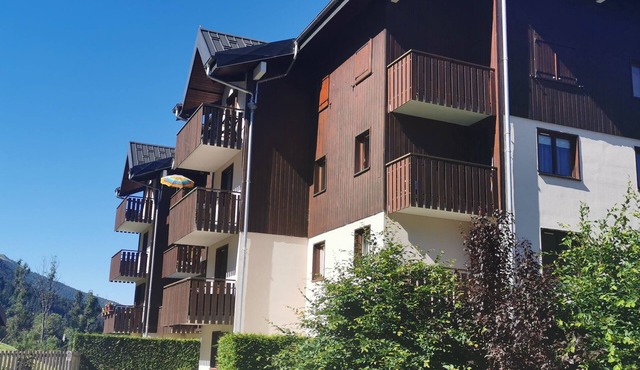 Charming mountain apartment with balcony.