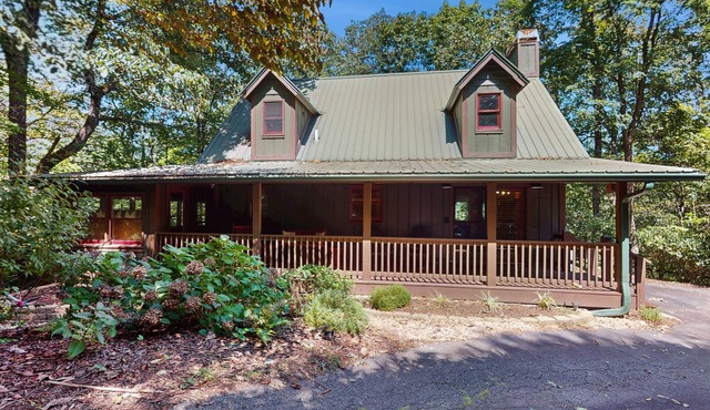 Charming mountain cabin with scenic views and modern comforts