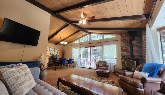 Charming Mountain Cabin: 3BD + Bonus Room in Woods