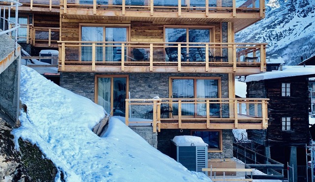 Charming mountain Chalet Engedi in village centre with unbeatable glacier views