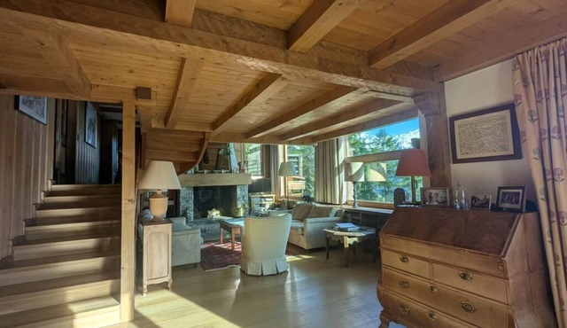 Charming mountain family chalet decorated with taste. Ideally located near the central square of