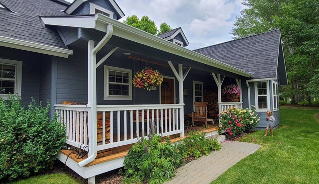 Charming Mountain Getaway in Heart of Hailey + Gorgeous Yard & Hot Tub!