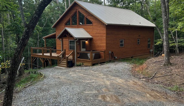 Charming Mountain Getaway with Hot Tub, Game Room -15min drive to casino!