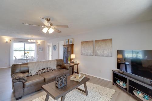 Charming Mountain Home Getaway with Gas Grill!