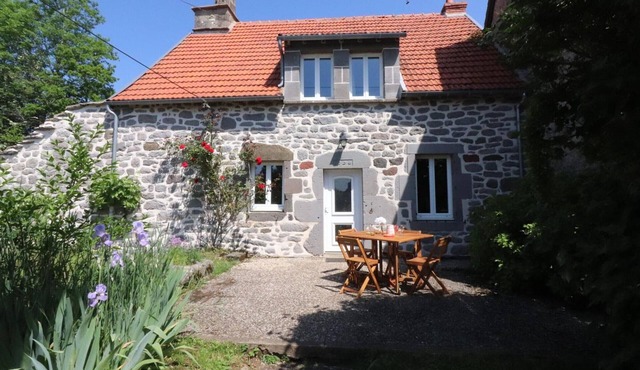 Charming Mountain Home: 2BR, Terrace, BBQ, Near Hiking & Skiing, All-Inclusive