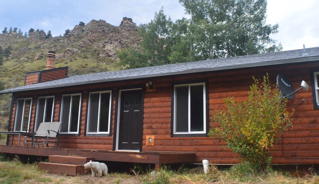 Charming Mountain Log Cabin Duplex Close to Trails