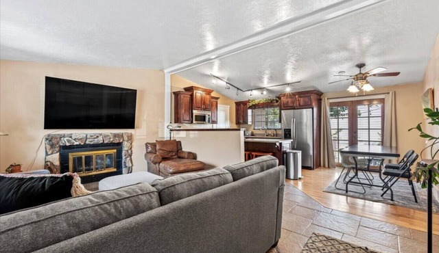 Charming Mountain Retreat with Enclosed Backyard and Artistic Flair