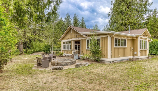 Charming mountain retreat with great deck views & fire pit - near skiing & golf