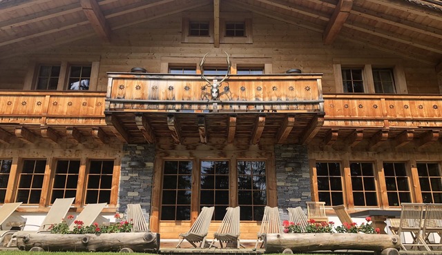 Charming Mountain Ski Chalet in the Swiss Alpes ski in/out