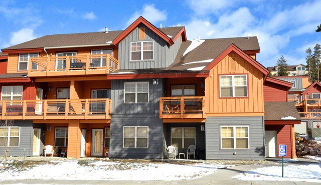 Charming Mountain Townhouse – Walk to Shuttle, 3 Miles to Downtown