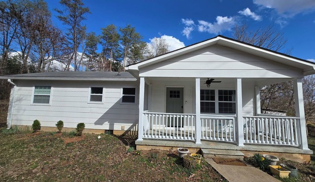 Charming Mountain Retreat with fire pit, fenced yard, scenic views, and privacy.