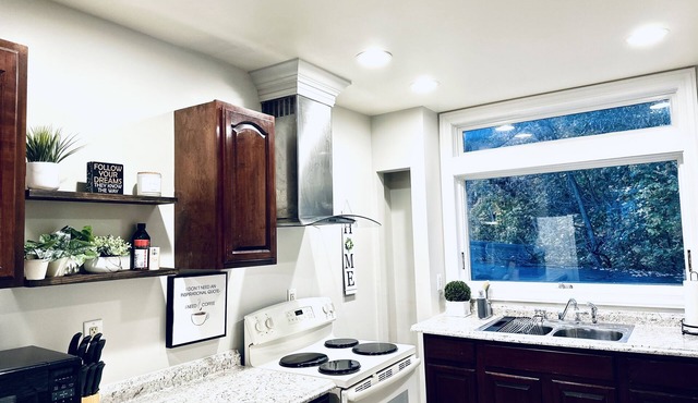 Charming Mountain View Retreat. Cozy place within walking distance to downtown.