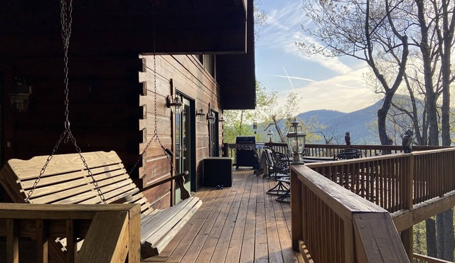 Charming Mountain View Cabin, Rumbling Bald, Lake Lure