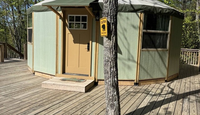 Charming Mountain Yurt in Walland w/Full Bathroom, W&D, Hot Tub, Privacy!