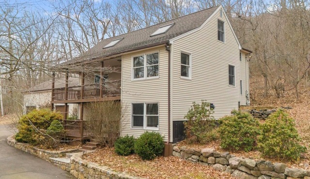 Charming Mt. Carmel Retreat. Fully Furnished 5bd/3ba