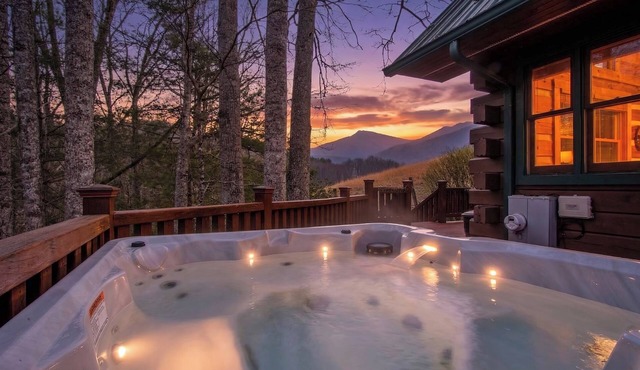 Charming Mtn Cabin, Hot Tub+Fire Pit, Grill, 5 Min to Town, WiFi, Pet friendly!