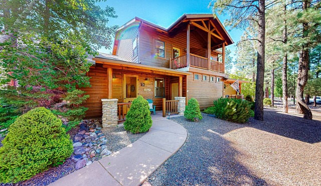 Charming mtn-view townhouse w/fireplace, patio, grill, streaming, washer/dryer