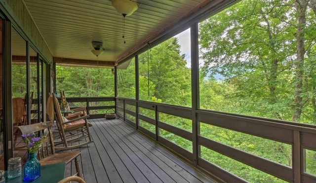 Charming Murphy House w/ 2 Decks Near Trails!