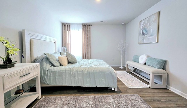 Charming new 3-bedroom house in Southport with lake view