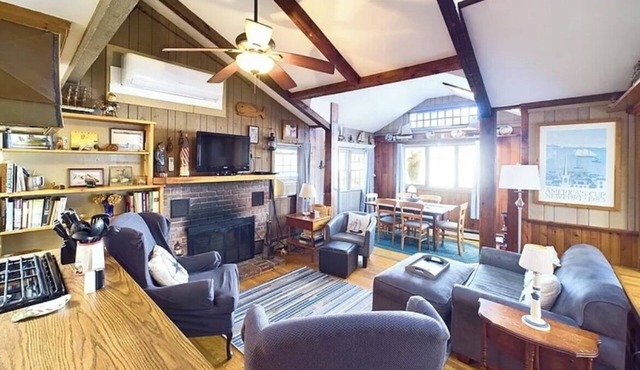 Charming "Nantucket Style" cottage in Manasquan. 10 Blocks from Sea Girt Beach!