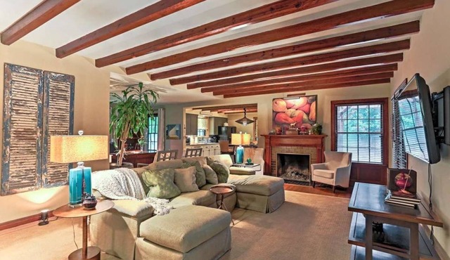 "Charming Nashville Cottage in Green Hills - Cozy, Family-Friendly Retreat!"