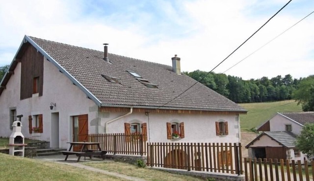 Charming Nature Retreat: Cozy Cottage with Fireplace and Scenic Views