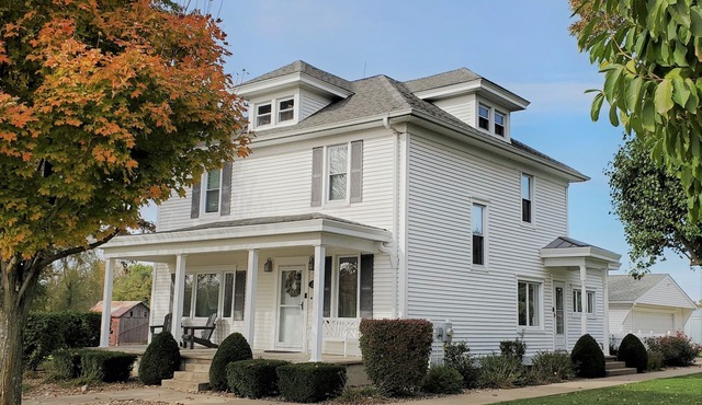 Charming Nauvoo Farmhouse - 1 mile from Nauvoo Temple