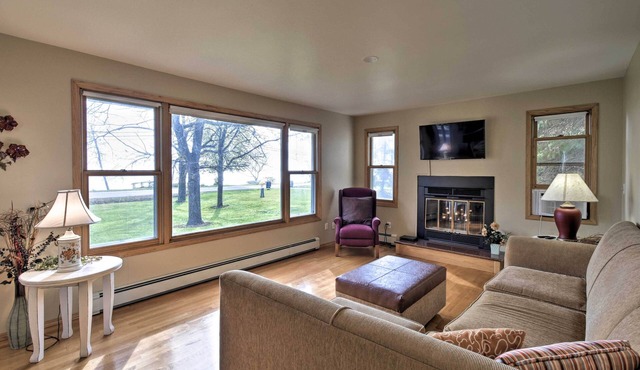Charming Neenah House w/Porch on Lake Winnebago!